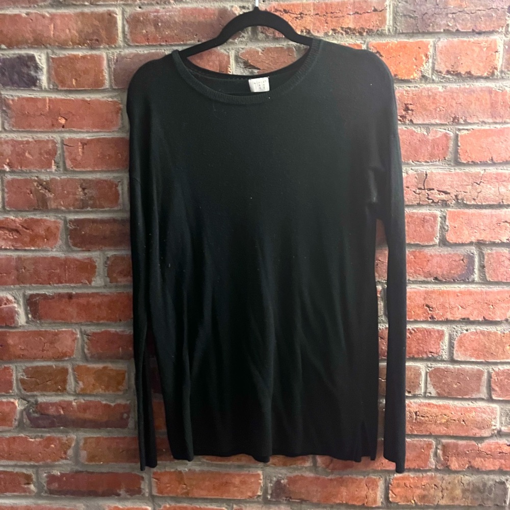 A new day M black sweater *pilling*